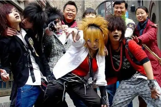 现在90后也终于摆脱了非主流小学生的称号,轮到00后了……@美-年-达