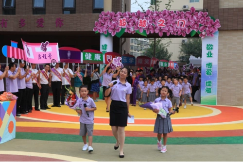 图2:清华大学附属小学校服