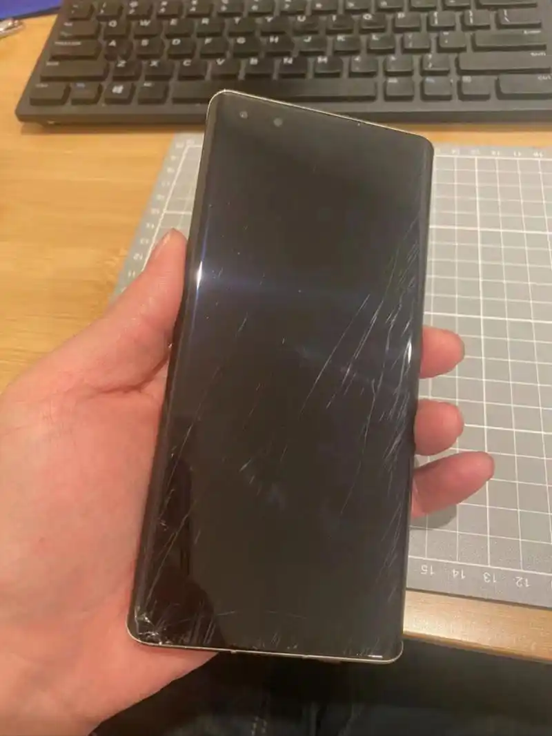 华为mate40pro外屏碎了 手机一直手机壳保护的很好,没想到给侄女展示