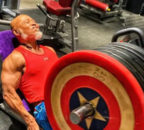 65岁大爷坚持健身练出一身强壮的肌肉年轻人看到都自愧不如