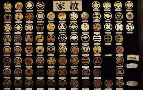每个日本人都有家纹,就是类似于家族的徽章的样子.
