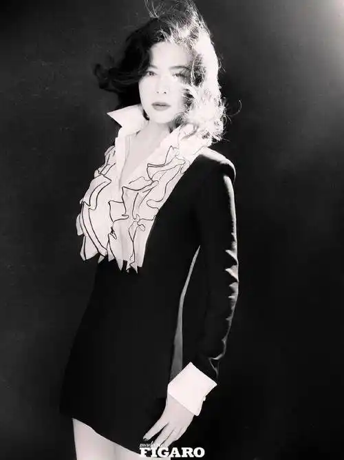 关之琳最新封面写真,不单高贵大方,又凸显曼妙多姿妩媚动人身姿_照片