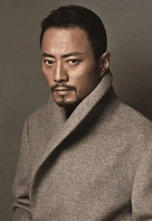 渔网服 ,画眉毛 ,贴肌肉,立着"硬汉"人设的男明星,都造假了_张涵予