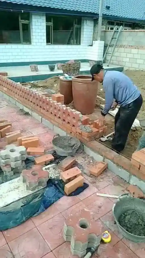 农村小院花墙砌筑中期待它的完工