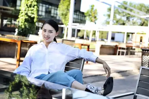 陈维涵夏日街拍清爽上线实力演绎时髦混搭风