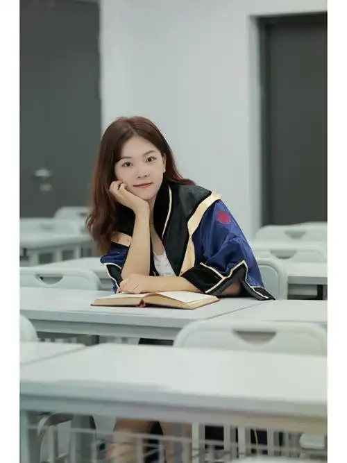 南区的第一波毕业照,真的美到深得我心呜呜呜白色裙裙很搭学士服,妆容