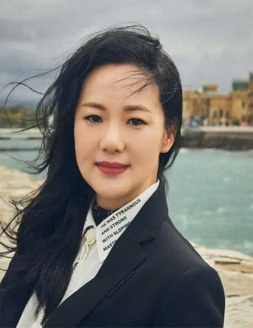 她相伴陈道明8年,2亿身价不求名分,转身嫁王菲初恋成为人生赢家