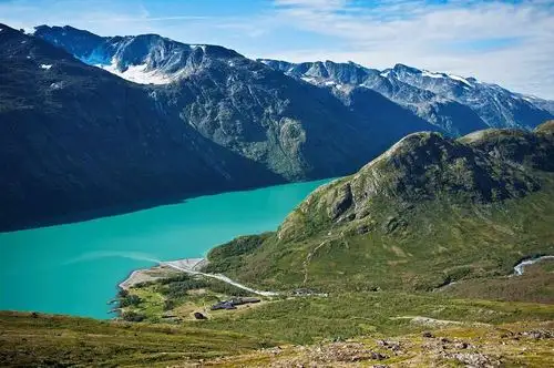 挪威尤通黑门山国家公园有着美丽的瀑布,清澈的河流湖泊