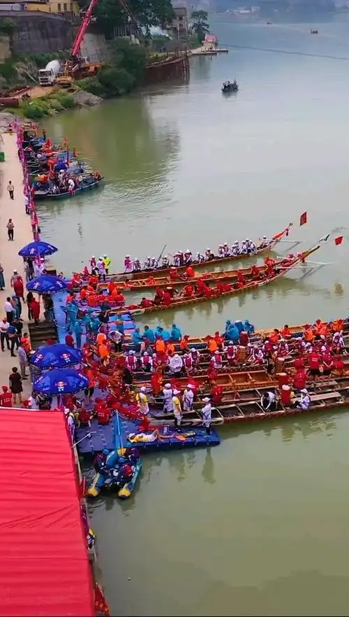 端午节赛龙舟活动又开始了,无论是水里面还是岸边上都是人山人海