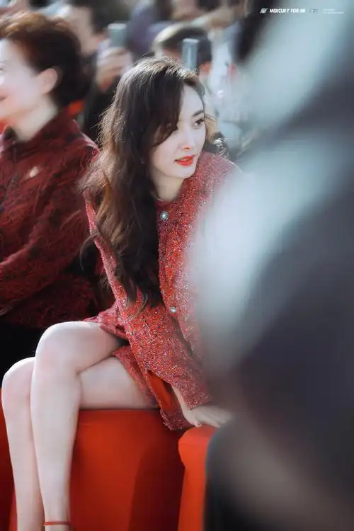 杨幂现身龙年春晚彩排#杨幂 7015 2019北京卫视春晚发布会现场