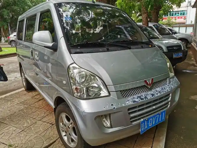 琼aqv711五菱牌lzw6407baf小型普通客车挂牌转让公告