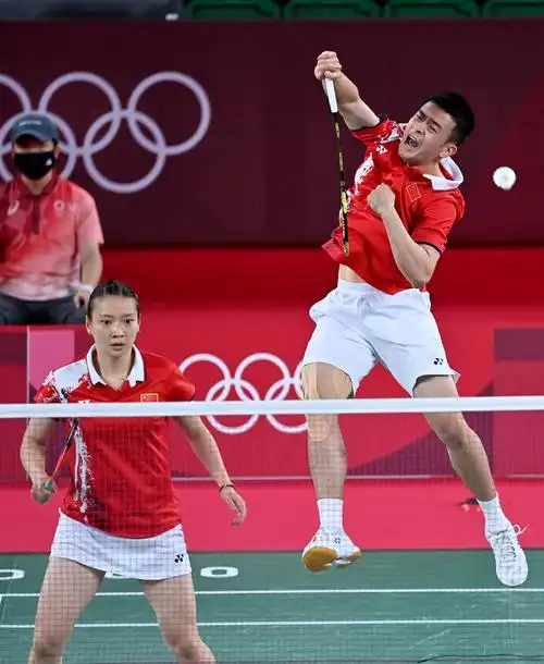 当日,在东京奥运会羽毛球混双小组赛中,中国选手郑思维/黄雅琼以2比0