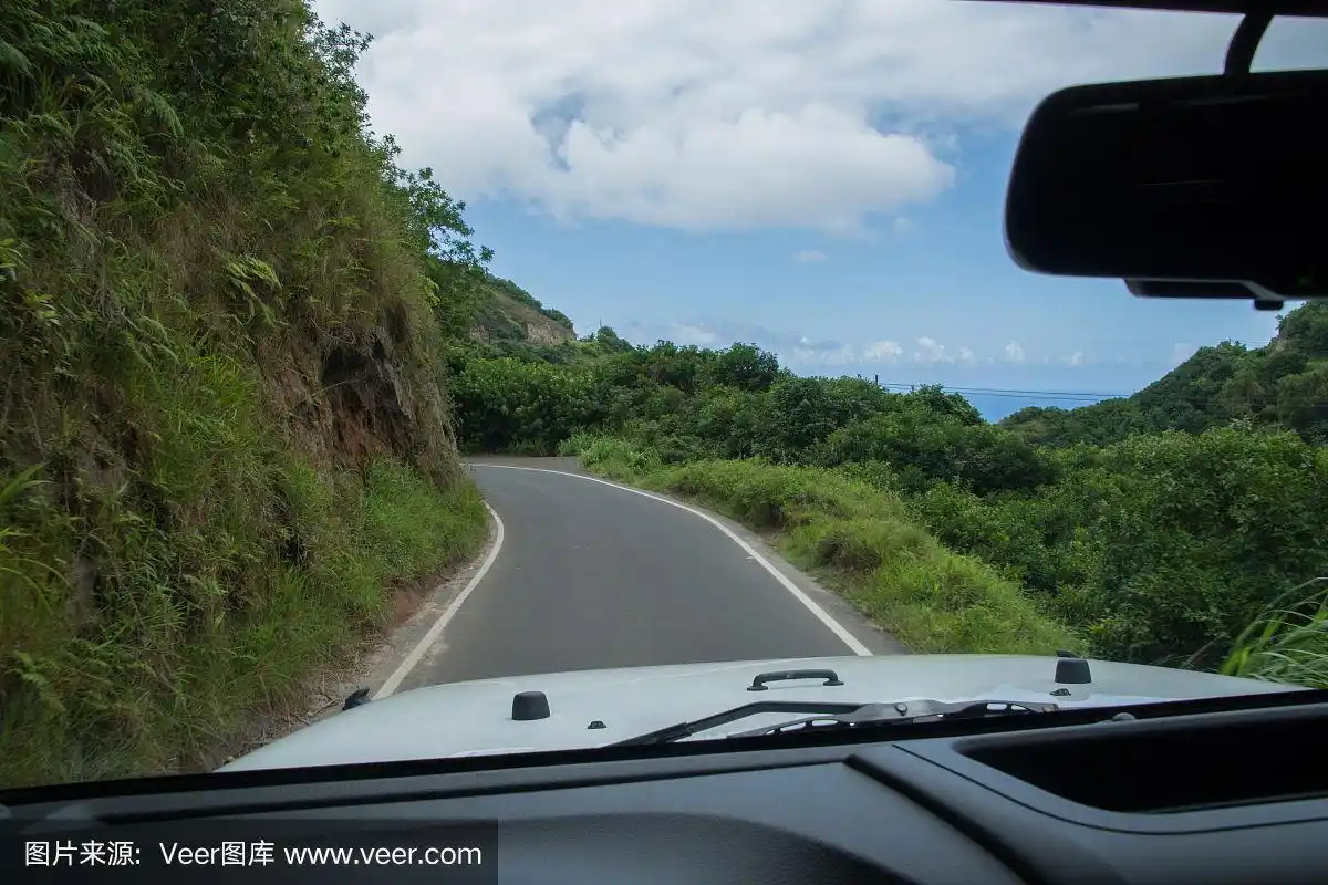 在一条蜿蜒的小路上开车