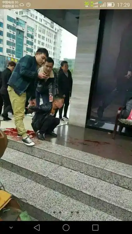 一女子当街被捅数刀身亡,肠子流地,惨不忍睹!慎点