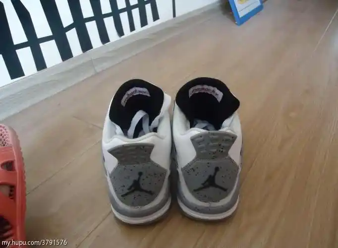 aj4 灰水泥 9成新 40.5 有图