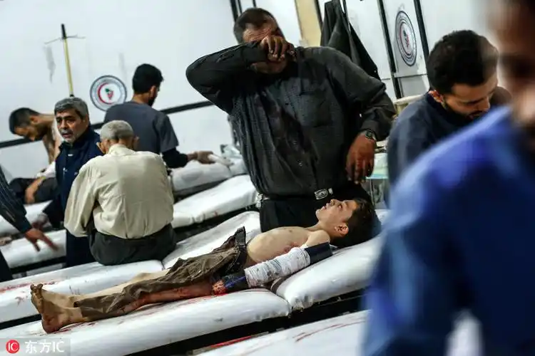 叙利亚杜马遭袭10死60伤 父面对儿子尸体伤心欲绝