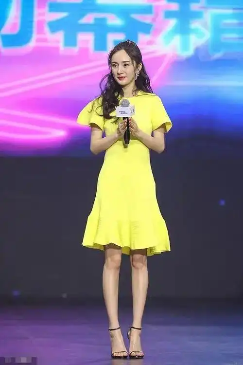 溜肩,胯宽,腿不直,看完这8个明星的生图,我不身材焦虑了