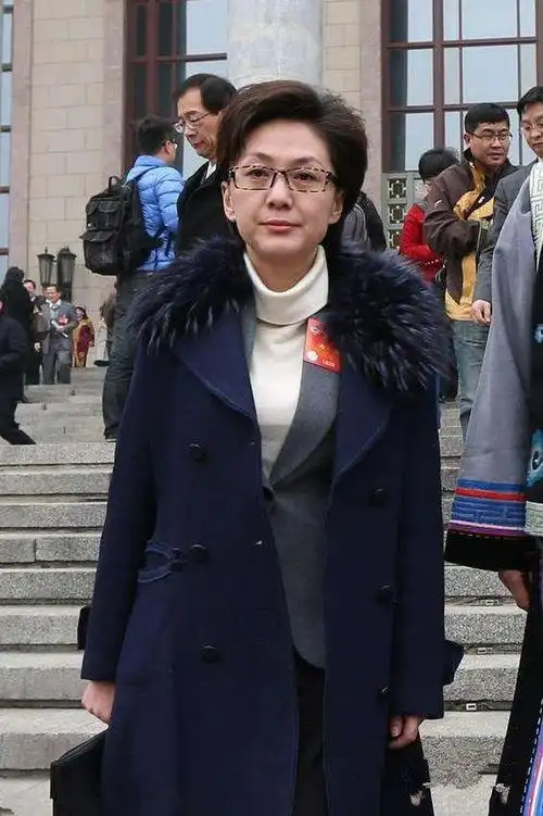 新闻联播女主播海霞身材和颜值虽不是最高但气质比董卿强两倍