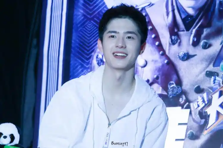 69刘昊然 69你眼睛69会笑 69弯成一道桥