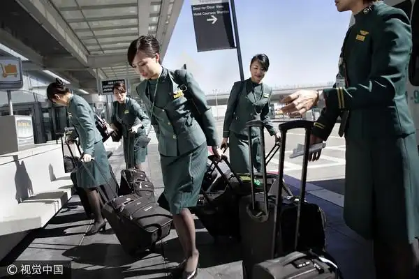 记者于佳云/台北报导 长荣航空下半年空服员将换新制服,先前有空姐在