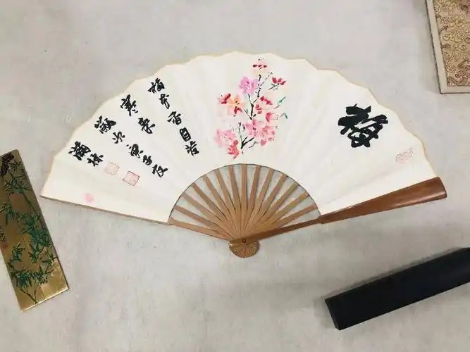 书法家胡瀚林老师为"艾"扇活动中奖小伙伴题字