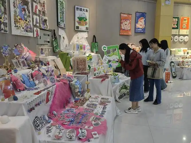 千余件文创作品集体亮相平顶山学院大学生毕业设计展吸引眼球