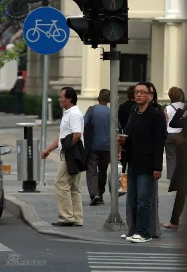 图文:孙红雷新女友曝光--街头等公车
