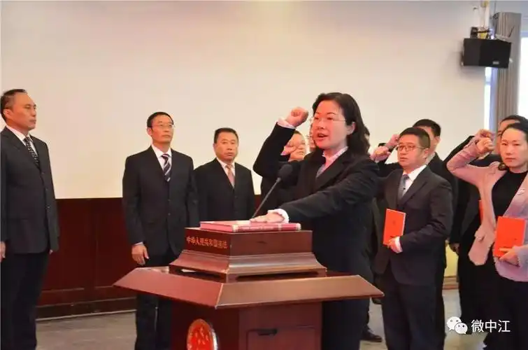 县委副书记,县长李霞,县人大常委会主任陈立贵,县十八届