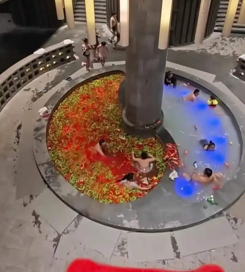 东北澡堂文化,去泡个澡,池子里有真辣椒.[大笑][大笑]#搞笑