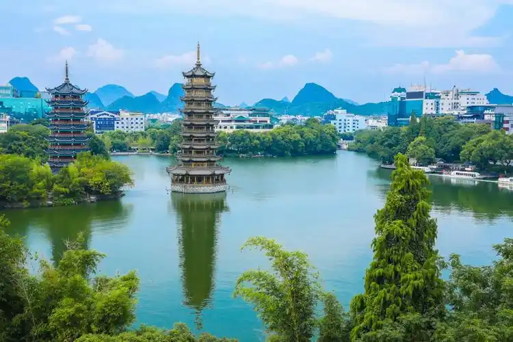沿着漓江一路来到忆咖啡景观餐吧,餐吧位于维也纳酒店桂林象山公园店