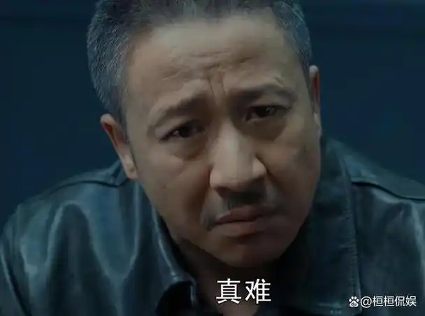 打起人来一身的劲,连表情都在用力,还用细节微表情,演出角色对卧底