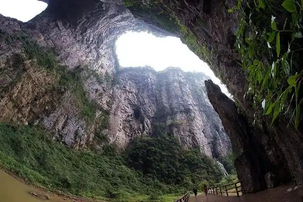 武隆天生三桥位于中国重庆市武隆区东南部,是一个国家5a级旅游风景区.