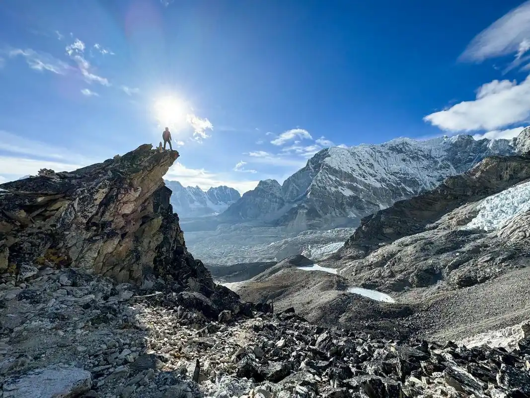 在冬季的喜马拉雅山脉徒步10天后,终于来到了海拔5500的kala patthar