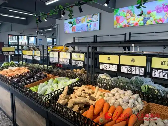 "xiao雄mall"菜店内,生鲜蔬菜品种在逐步丰富中.人民网 李雪晴摄