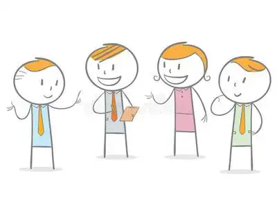 讨论小组导演观看拍摄并与演员讨论卡通女商人拿着麦克风说话导演观看