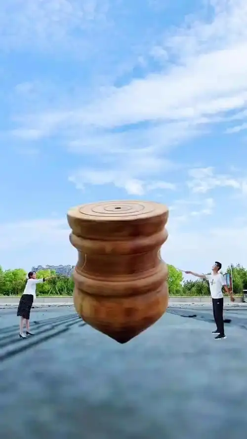 还记得童年打陀螺的快乐吗,好怀念那段美好时光!