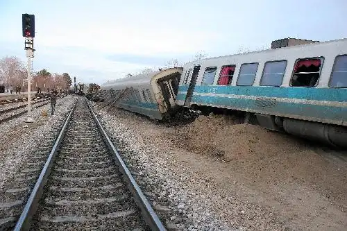 组图:伊朗一列火车发生脱轨事故 7人死12人伤