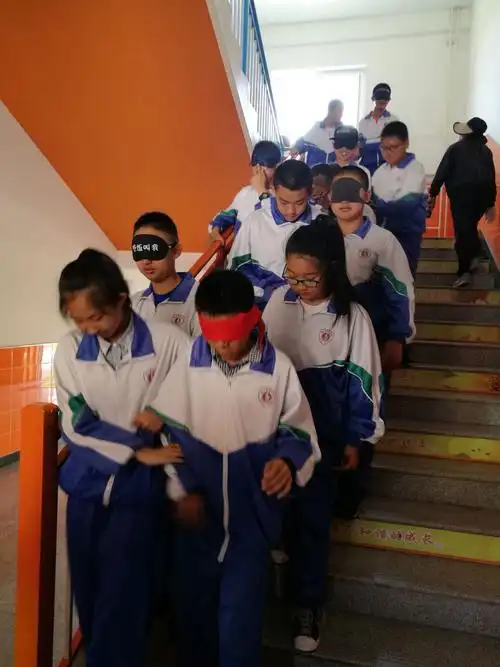 银川景博学校心理拓展活动——七十班"盲人与拐杖"