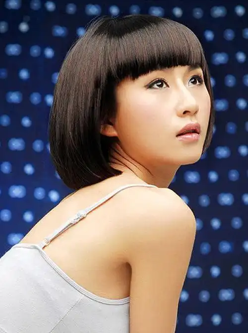 迷人三角脸波波头发型搭配技巧