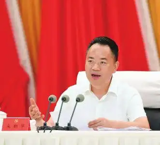 中共南充市委六届十次全会举行