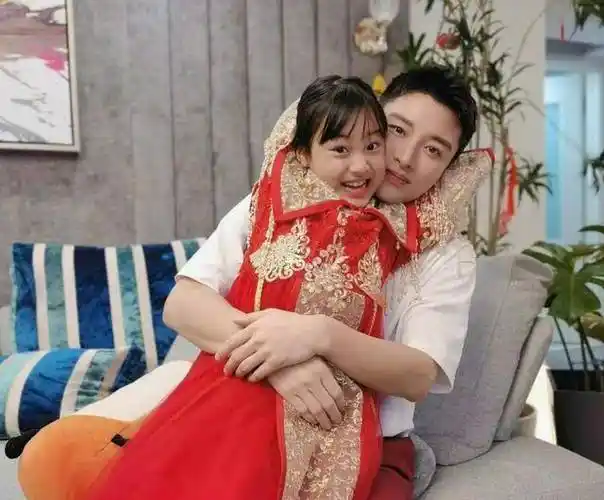 贾乃亮和李小璐离婚后仍一直陪着孩子成长_杨幂_教育_父母