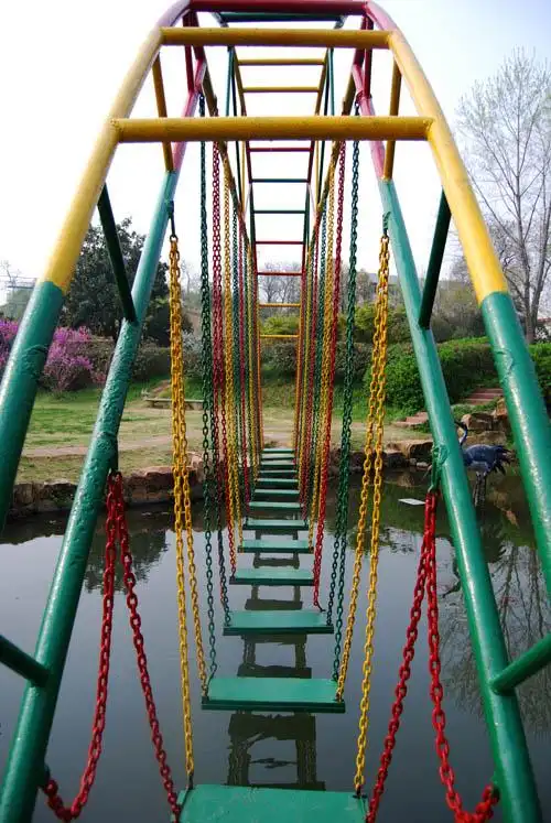 儿童乐园边的吊桥,看着容易,走起来可不简单,呵呵,小心掉到水里,惯怂