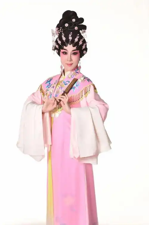 优秀青年花旦,工花旦,闺门旦行当,毕业于广东粤剧学校.