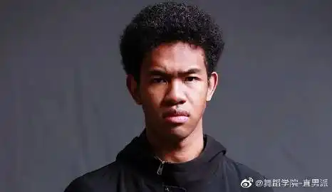 跟她妈妈姓,黑爹跑了,她妈妈早年去非洲,跟黑鬼生了他.