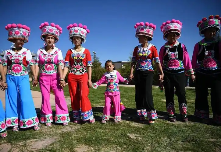 云南彝族刺绣"圈粉"时尚圈!