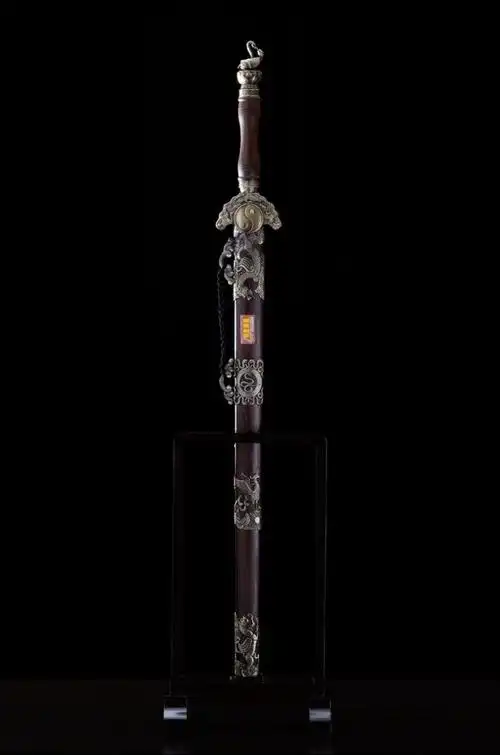 6.真武剑真武剑是武当派创始之祖张三丰的佩剑,形式奇古,锋锐无比.