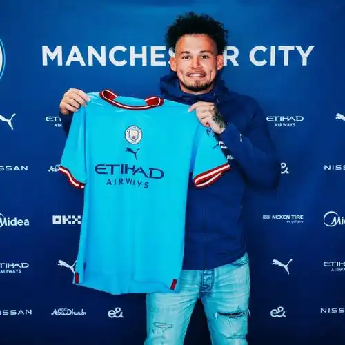 2年前的今天,卡尔文·菲利普斯加盟曼城7115