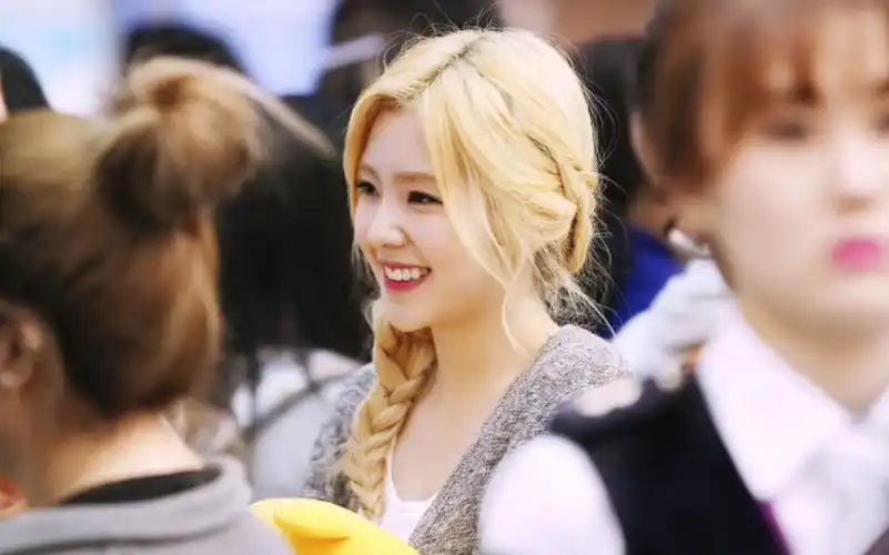 【裴珠泫】【考古】艾莎裴79金发麻花辫『150411 仁川机场出境』小