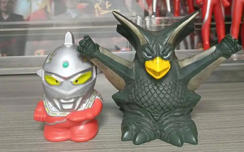 奥特曼中古玩具,古董玩具,赛文奥特曼和基耶龙星兽存钱罐