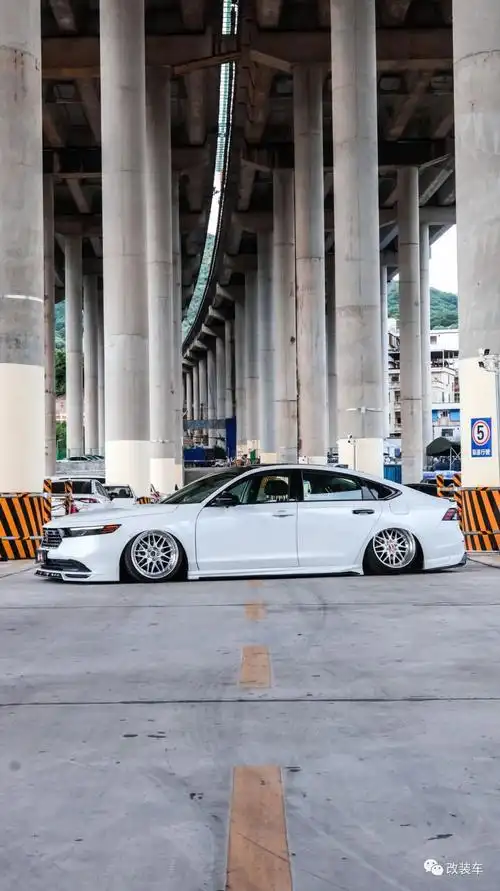 低趴姿态风的本田11代雅阁,改装后没有了那股